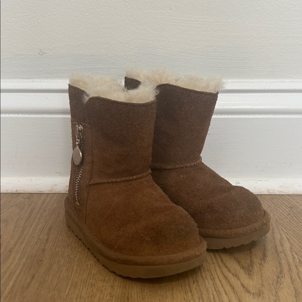 UGG Bailey Zip Short Boot Size 9 Toddler‎